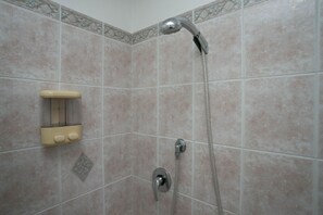 Shower, bidet, towels - N033 - Numana, two-room apartment with wonderful terrace overlooking the sea (Numana)