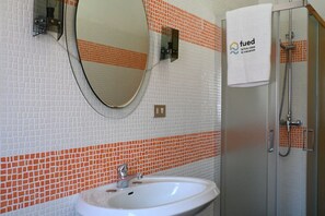 Shower, bidet, towels - S076 - Sirolo, two-room apartment with terrace and air conditioning (Sirolo)