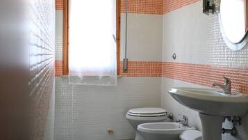 Doccia, bidet, asciugamani