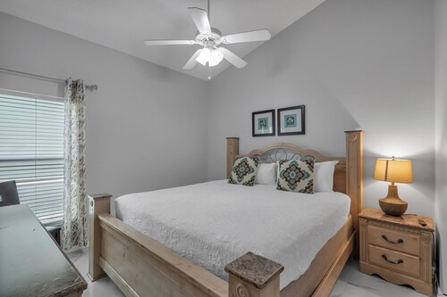    Modern Orlando Escape /Comfort, Style & Great Location  4-bedroom house