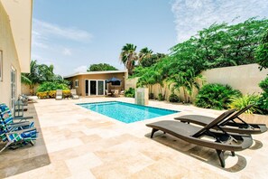 Outdoor pool - Peaceful Palm Beach Villa - For Families & Friends (Noord)