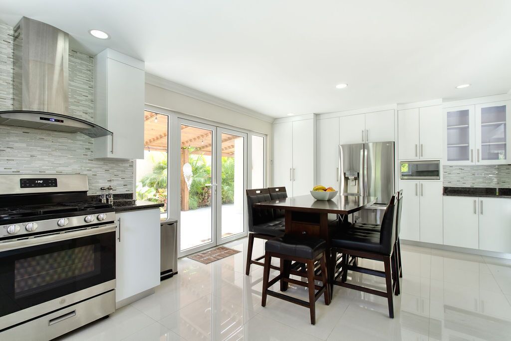 Køleskab, mikrobølgeovn, ovn, kogeplade