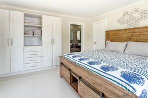 4 chambres, fer et planche à repasser, lit de bébé portatif