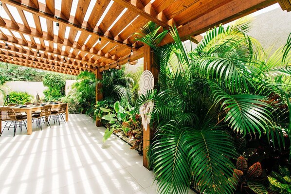 Outdoor dining - Peaceful Palm Beach Villa - For Families & Friends (Noord)