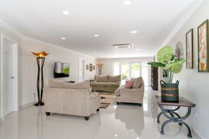 Smart TV - Peaceful Palm Beach Villa - For Families & Friends (Noord)