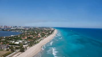 Beach nearby, sun loungers, beach towels