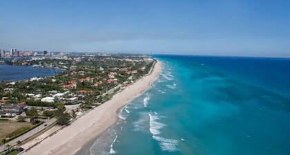 Palm Beach Paradise • Walk to Beach • Pool • WiFi • 86" 4K UHD TV