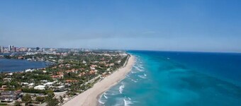 Palm Beach Paradise • Walk to Beach • Pool • WiFi • 86" 4K UHD TV