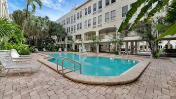 Alberca al aire libre y alberca climatizada