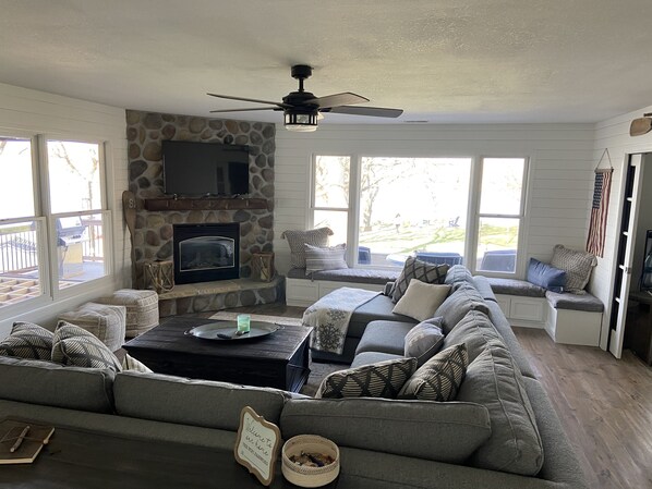 Smart-TV, Kamin, Videospiele