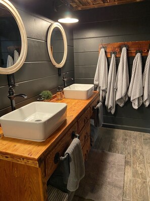 Tina con regadera, secadora de cabello, toallas, jabón 