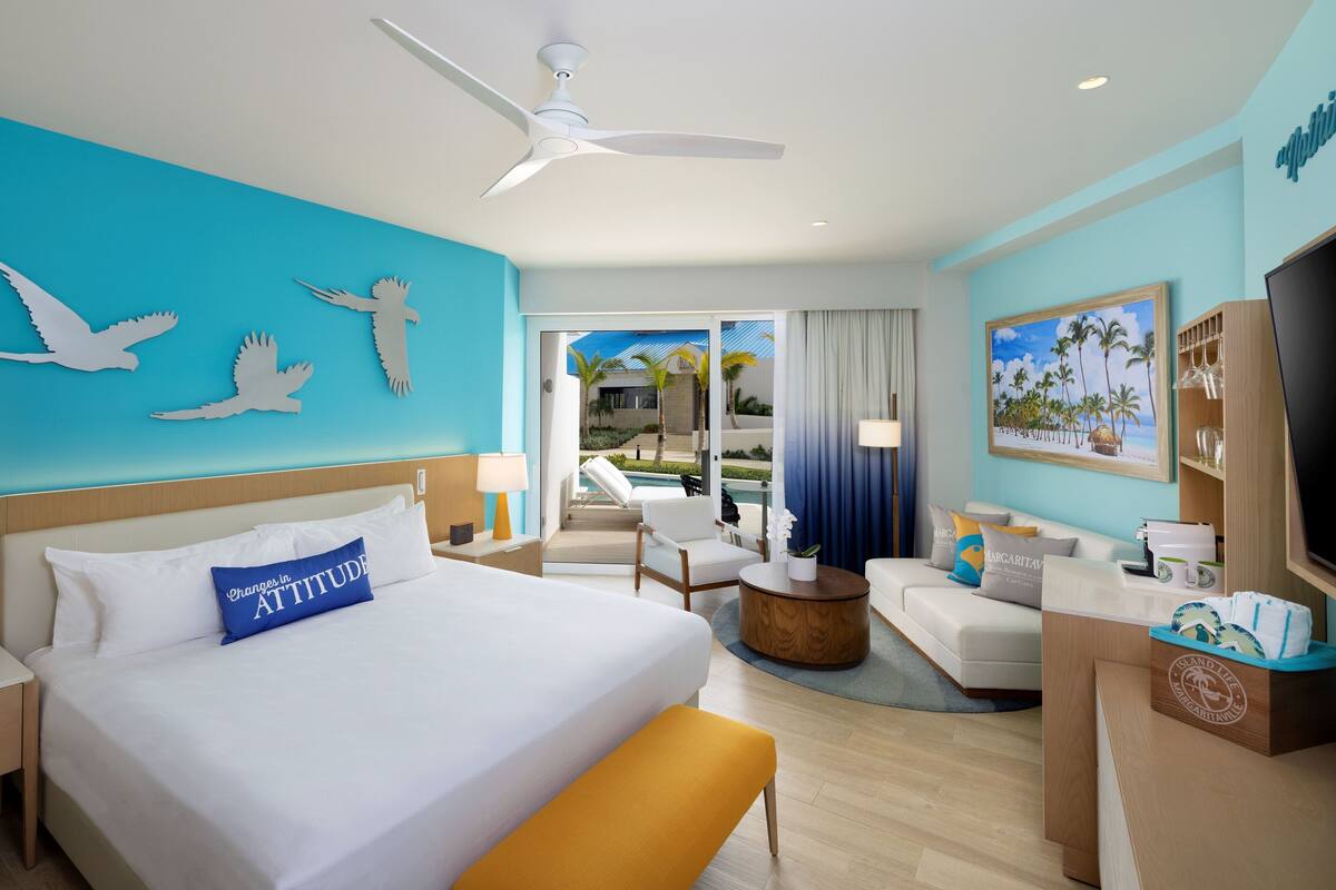 Junior Suite (SWIM-UP LUXURY) | Premium bedding, pillow-top beds, minibar, in-room safe