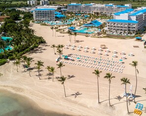 Plage privée, sable blanc, chaises longues, parasols