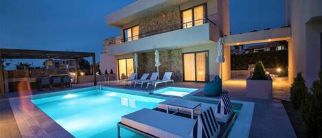 Piscina all'aperto, una piscina riscaldata