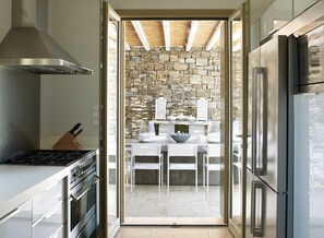 Jääkaappi, mikroaaltouuni, uuni, liesi