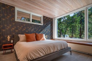 4 bedrooms, desk, iron/ironing board, travel cot