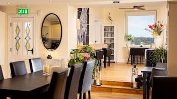 Chambre Double ou avec lits jumeaux, salle de bains attenante (Pet Friendly Double/Twin) | Restaurant