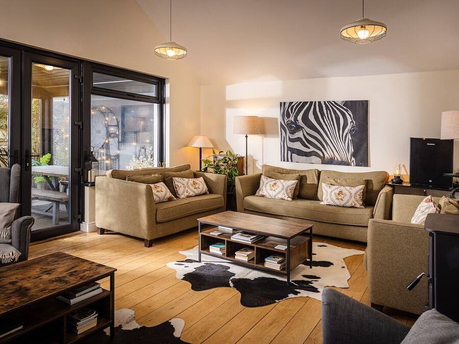 Una sala de estar moderna con dos sofás, una mesa de centro y una chimenea.