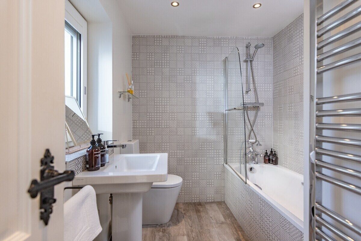 Luxury Double Room, Ensuite, Courtyard View | Bathroom