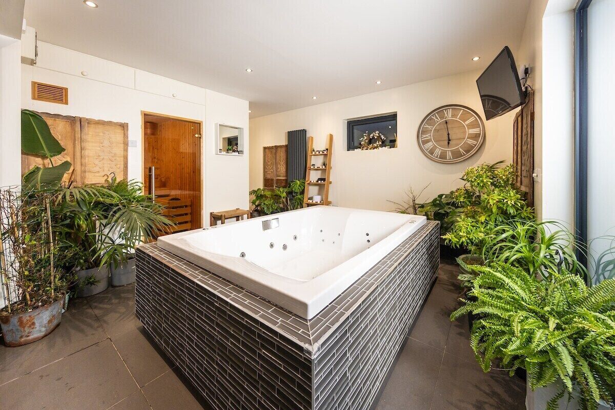 Kahden hengen luksushuone, kylpyhuone makuuhuoneen yhteydessä, näköala pihalle | Ulkopuoli