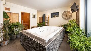 Kahden hengen luksushuone, kylpyhuone makuuhuoneen yhteydessä, näköala pihalle | Ulkopuoli