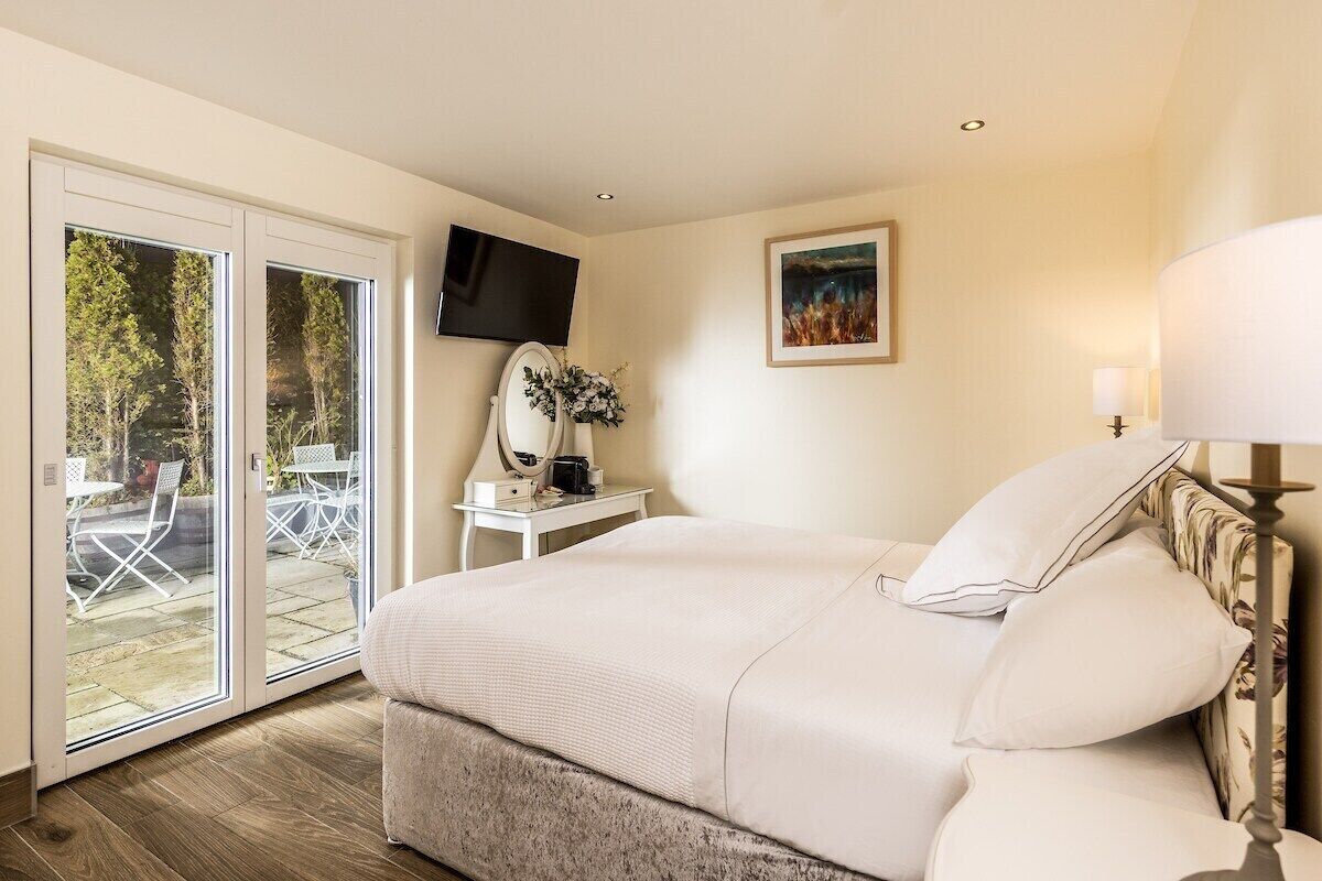 Dubbelrum eller tvåbäddsrum - eget badrum - utsikt mot innergården (Pet Friendly Double/Twin)