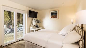 Dubbelrum eller tvÄbÀddsrum - eget badrum - utsikt mot innergÄrden (Pet Friendly Double/Twin)