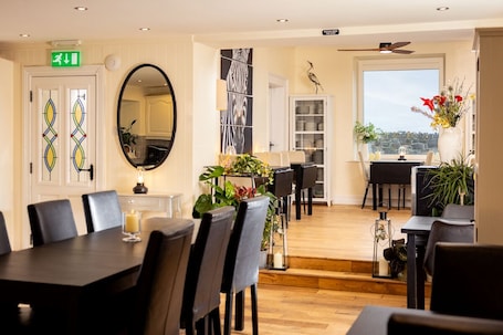 Dining. Manse On The Beach