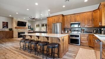 雪櫃、微波爐、焗爐、爐具