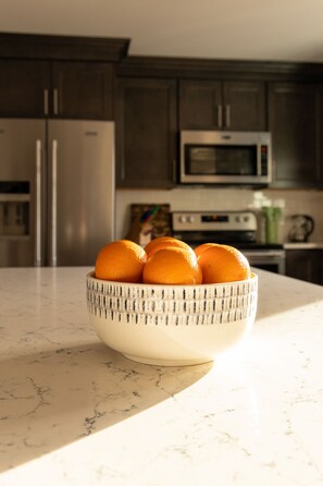 Un four, surface de cuisson, lave-vaisselle, table de salle à manger