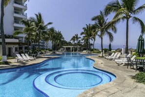 Utomhuspool och uppvärmd pool