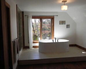 Oppvarmet badegulv, håndklær, såpe og toalettpapir