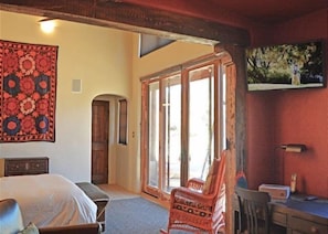 5 bedrooms, desk, WiFi, bed sheets - Casa de la Valle Luna Luxurious and Amazing Patio with Hot Tub and Fireplaces (Arroyo Seco)