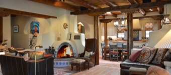 Casa de la Valle Luna Luxurious and Amazing Patio with Hot Tub and Fireplace