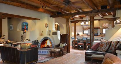Casa de la Valle Luna Luxurious and Amazing Patio with Hot Tub and Fireplace