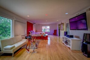 5 Schlafzimmer, Schreibtisch, Bügeleisen/Bügelbrett, WLAN