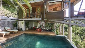 Alberca al aire libre y alberca infinita