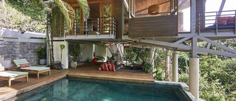 Piscina all'aperto, una piscina a sfioro