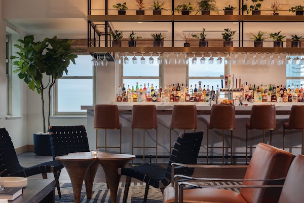 2 bars/lounges