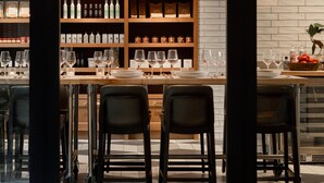 朝食、ランチ、ディナー、ブランチに営業