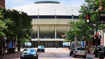 Un bâtiment doté d’un grand dôme et d’une enseigne indiquant « CENTRE DE CONGRÈS DE FORT WORTH ».