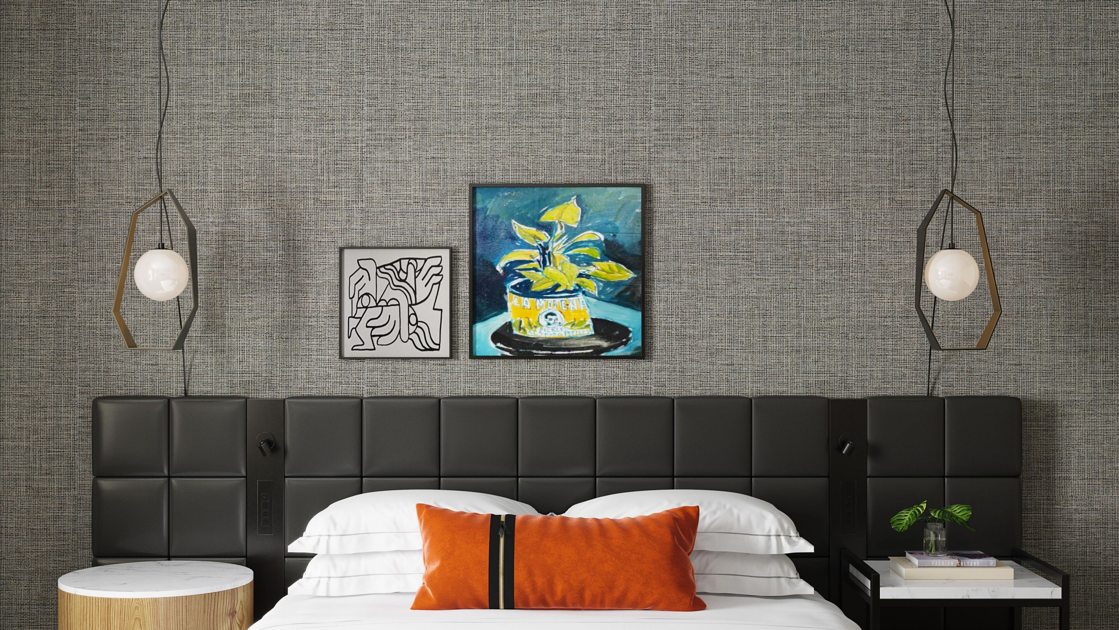Quarto moderno com cabeceira preta, roupa de cama branca e uma única almofada laranja. Há duas luminárias fixadas na parede e uma obra de arte emoldurada acima da cama.