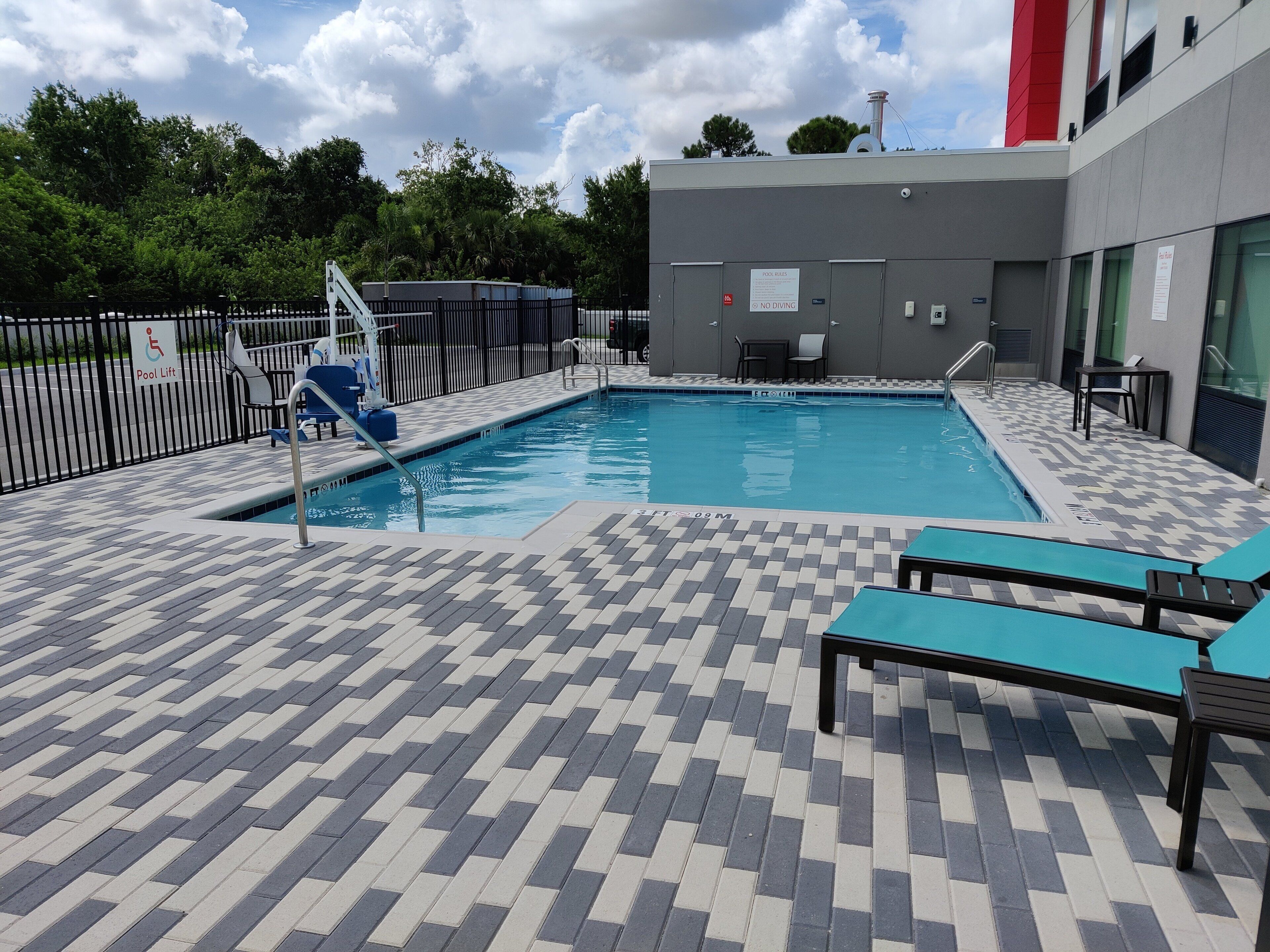 Utendørsbasseng, bassengparasoller og solsenger