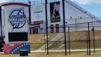 Un estadio con un gran anuncio de McDonald's y un cartel para la familia Rodríguez.