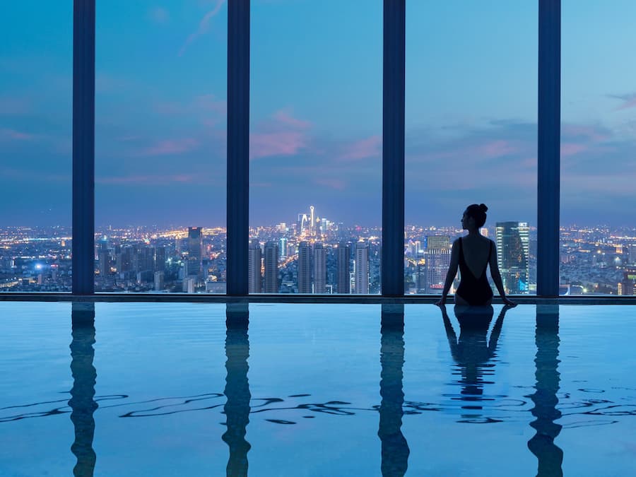 Una piscina cubierta