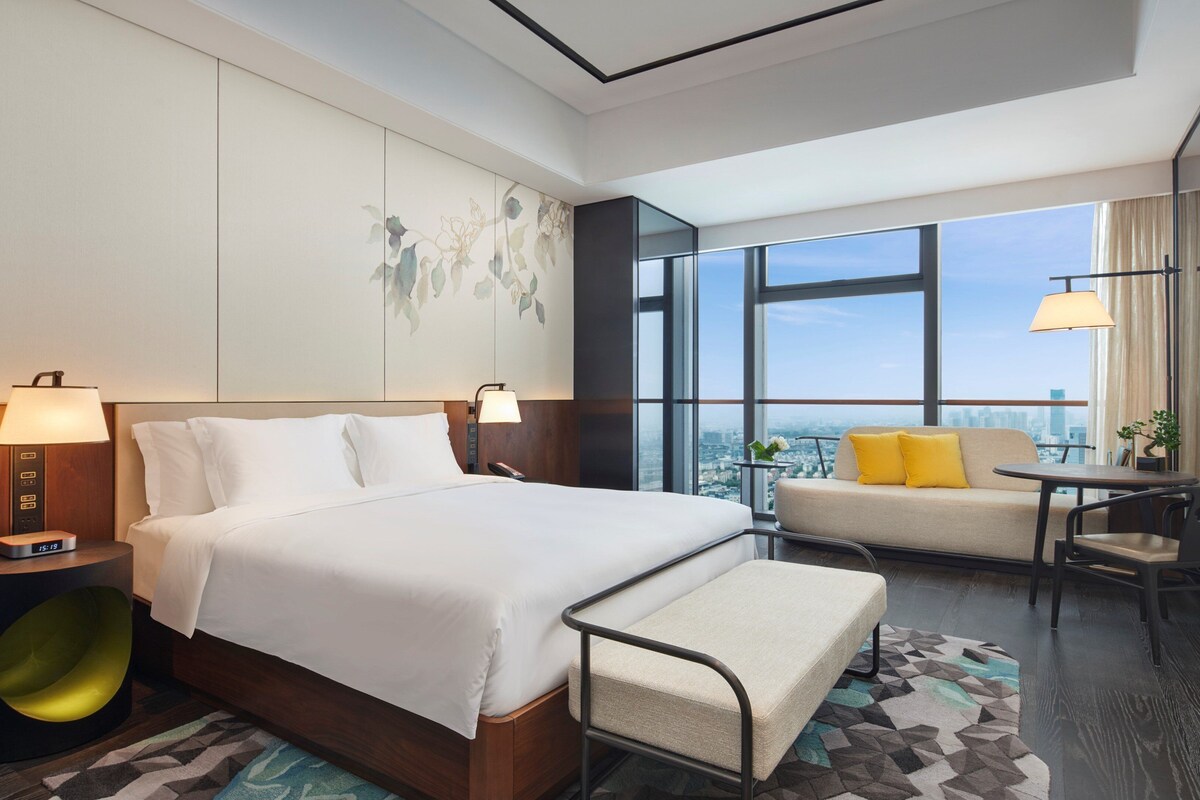 In-room safe, soundproofing, iron/ironing board, free WiFi