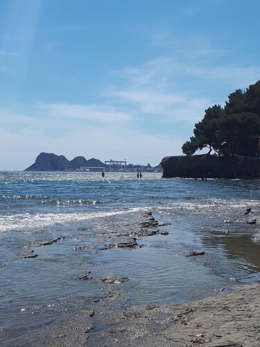 Studio - quiet seaside location with private parking