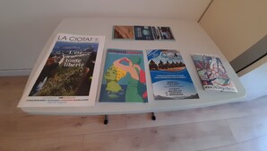 A table with brochures and flyers. - Studio - quiet seaside location with private parking (La Ciotat)
