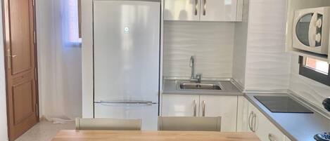 Kjøleskap, mikrobølgeovn, kokeplater og kaffetrakter/tekoker