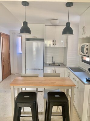 Réfrigérateur, micro-ondes, plaque de cuisson, cafetière/bouilloire